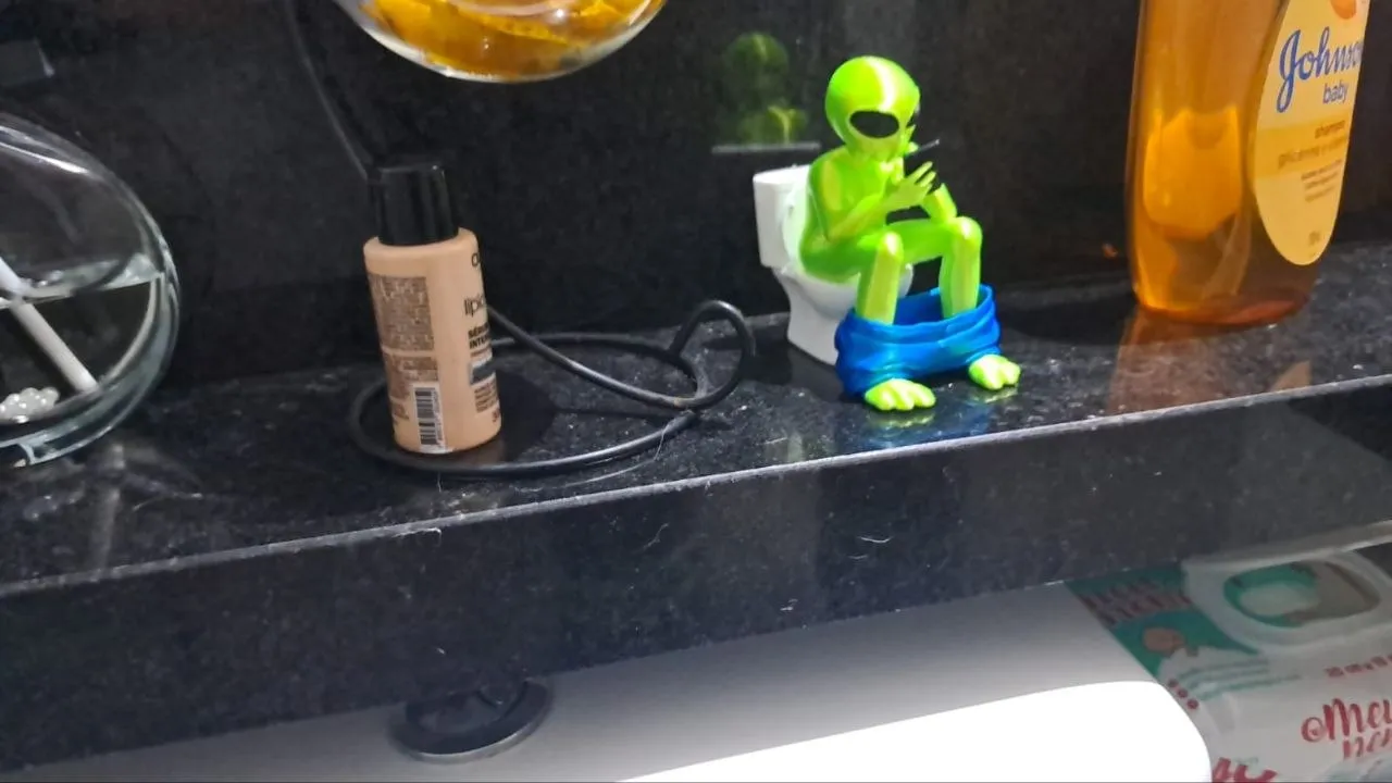 ET Verde No Vaso Com Celular